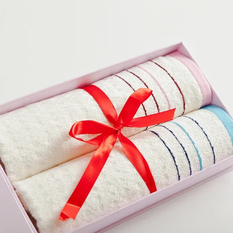 Купить полотенца упаковку. Полотенце в подарок. Упаковка для полотенец. Красивый набор полотенец в подарок. Красиво упаковать полотенце.