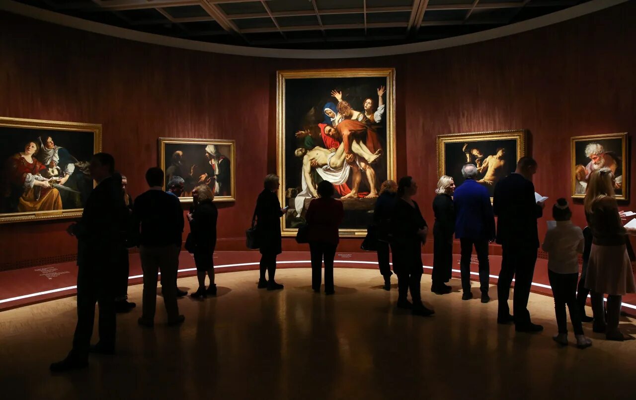 выставка в музее это. на выставке в русском музее спб. государственный исторический музей (гим). люди в галерее. посетитель музея.