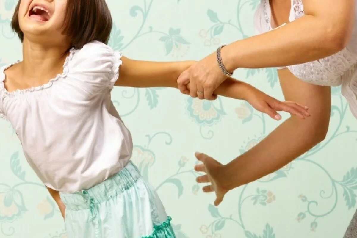 Наказание девушек ремнем видео. Наказание девушек ремнем видео. Наказание девушек ремнем видео. Наказал ремнем. Семейно бытовое насилие.