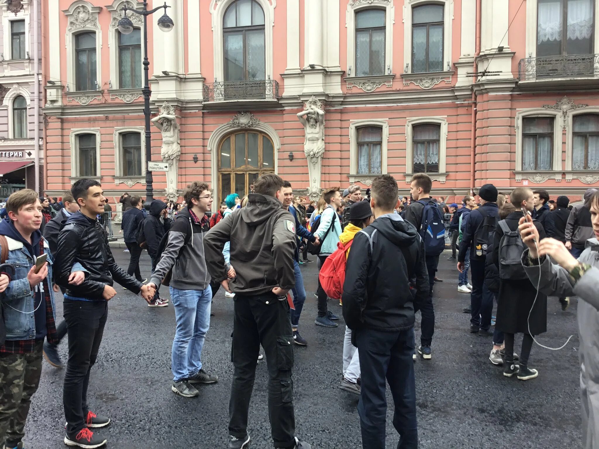 Хлопки в петербурге сегодня. Митинг на Невском. Новости Санкт-Петербурга. Протесты на Невском.