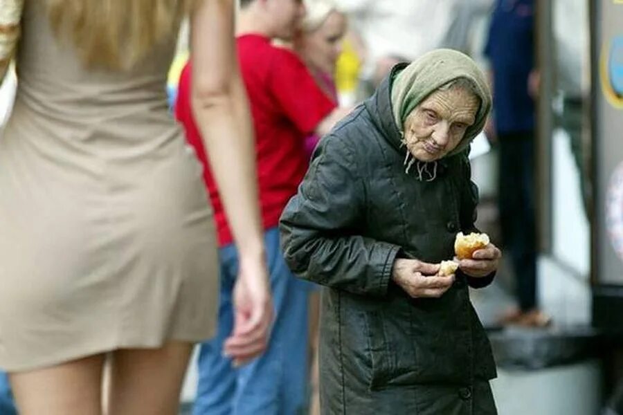 Бедность в россии. Мать в платке с ребенком. Человек обижающий бедных. Грустный бомж. Детский буллинг в школе.