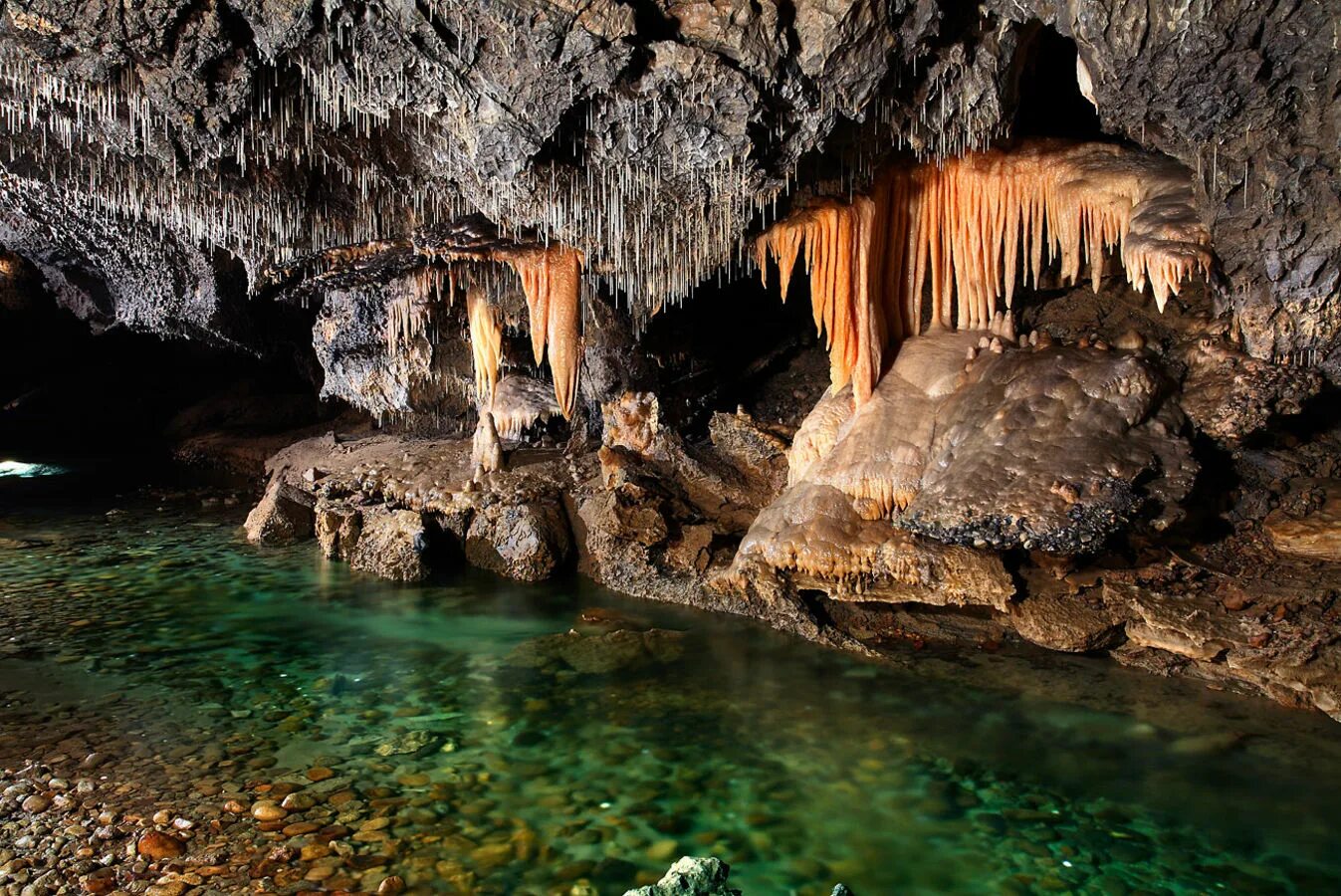 Caves de. Пещерный район Аггтелек — словацкий Карст. Сталактитовый грот в Архипо Осиповке. Пещерный район Аггтелек — словацкий Карст снаружи. Пещеры Венадо Коста Рика.