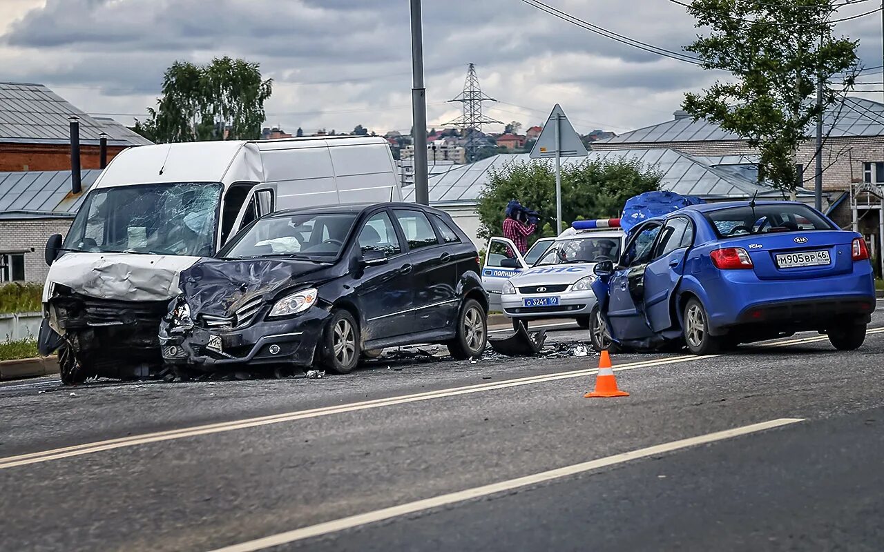 Дорожно-транспортное происшествие. Автомобиль после аварии. ДТП иллюстрация. Можно машины врезаются