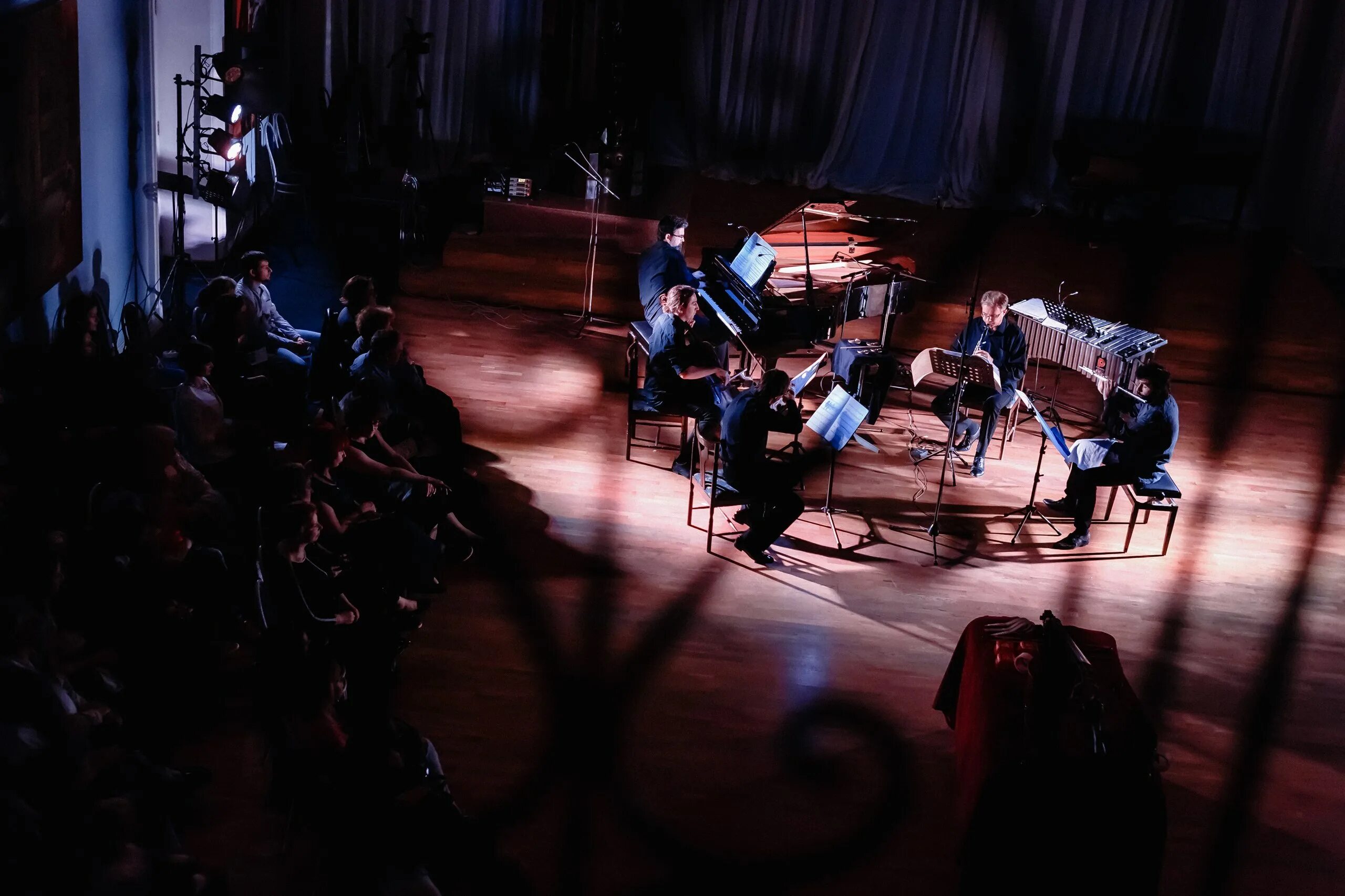 Музыка в новом исполнении. Ансамбль солистов 1703. Авангардный джаз. Девушка с микрофоном. Музыка в новом исполнении.