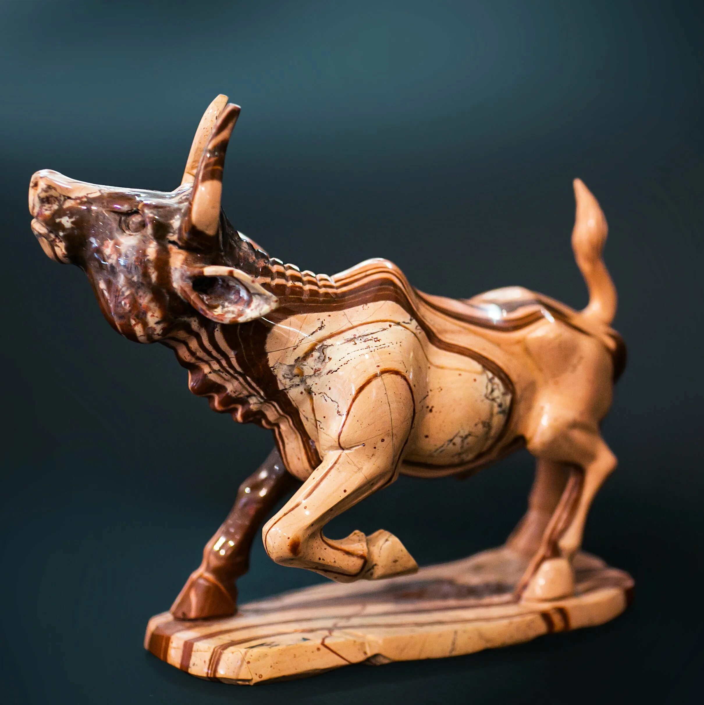 Деревянная фигурка коровы. Фигурка быка из дерева. Бронзовая статуэтка "бык". Деревянный бык. Светильник из дерева бык.