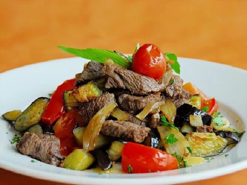 телятина томленая с овощами. теплый салат из телятины. говядина в паназиатском стиле. мясо с овощами. телятина с овощами.