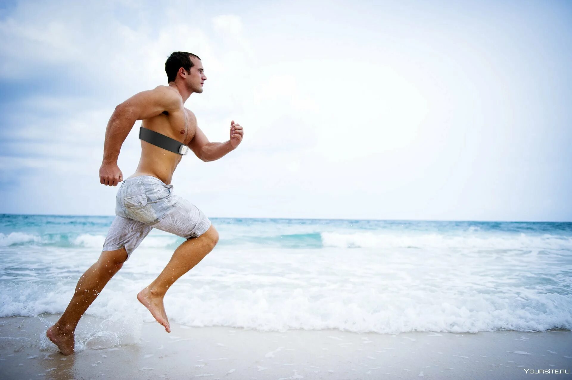 Сильная крепкая здорово. Здоровый мужчина. Здоровое тело мужчины. Мужчина бежит по пляжу. Хорошая физическая форма.