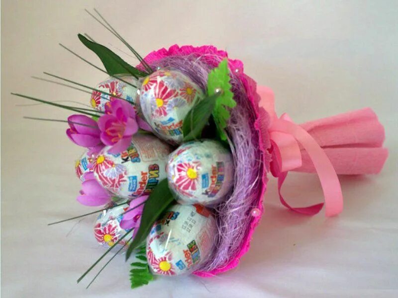 Идеи подарков для девочек. Подарок девочке своими руками. Тортик из конфет. Подарки своими руками девочке 7 лет. Поделки из конфет своими руками.