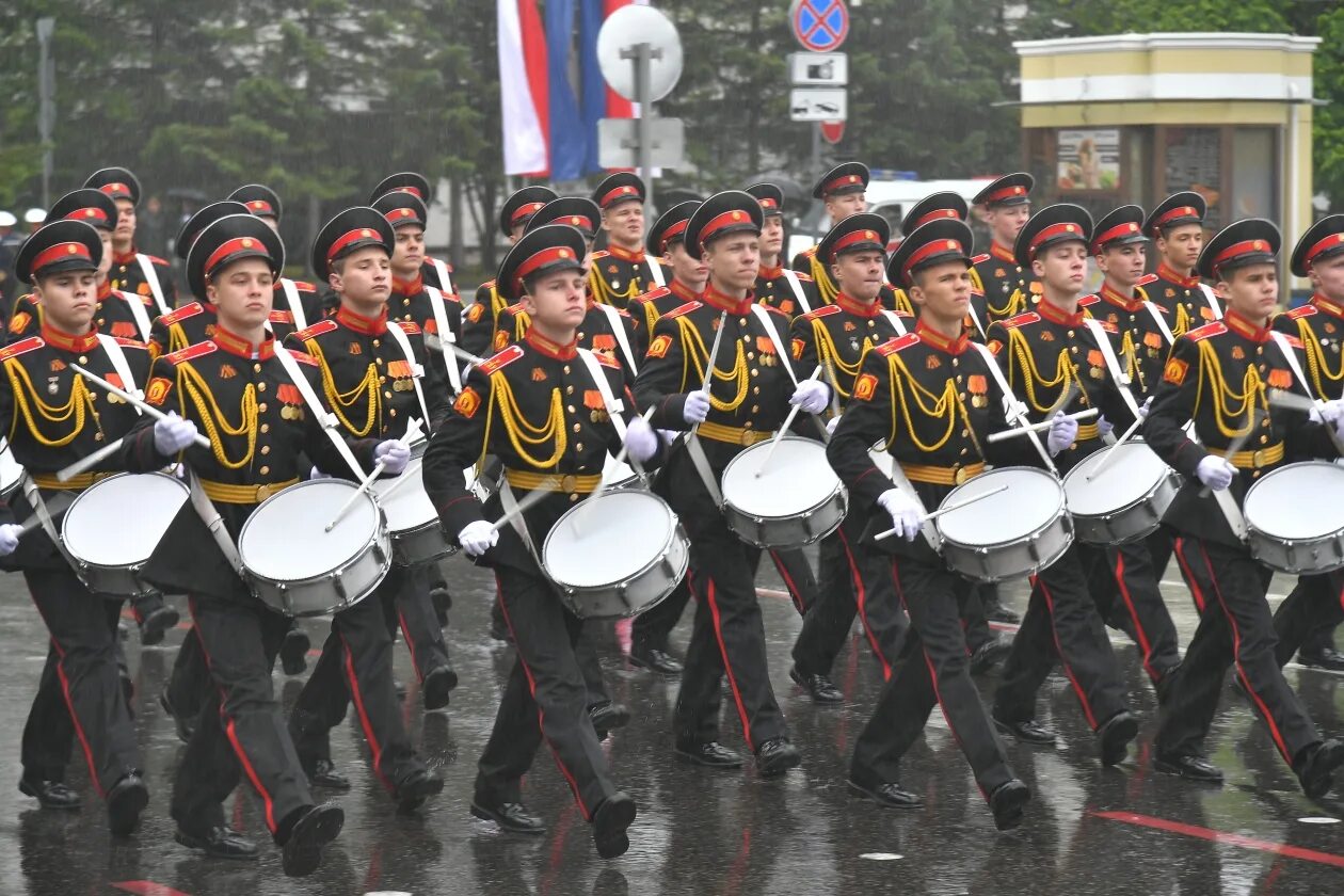 Военный марш. Военные маршируют. Барабанщики на параде Победы. Парад Победы Иркутск.