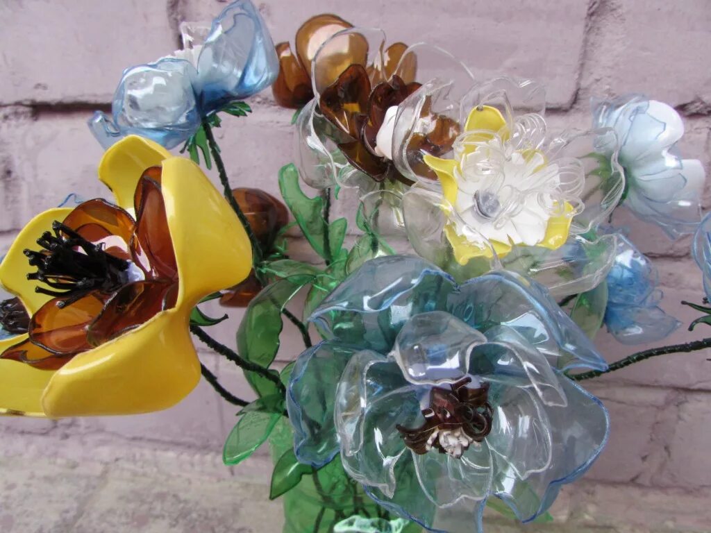 цветы из пластиковых бутылок. цветок из пластиковой бутылки. пластиковые цветы. цветы из бутылки пластик. цветы из бутылок пластиковых своими.