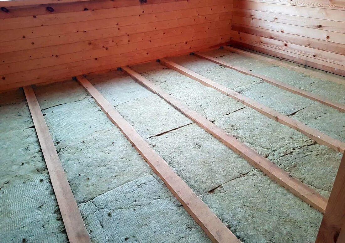 Теплоизоляция бетонного пола на лагах. Утеплить пол в частном доме. Утепление полов в частном доме. Пароизоляция пола каркасника. Утеплитель для пола в бане.
