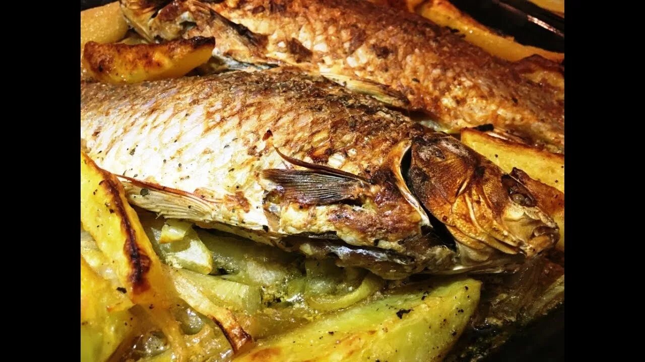Запечь карася в духовке целиком с хрустящей корочкой. Карась в духовке с сыром. Рыба дори с картошкой в духовке. Карась в духовке с лимоном. Карась в духовке с лимоном.