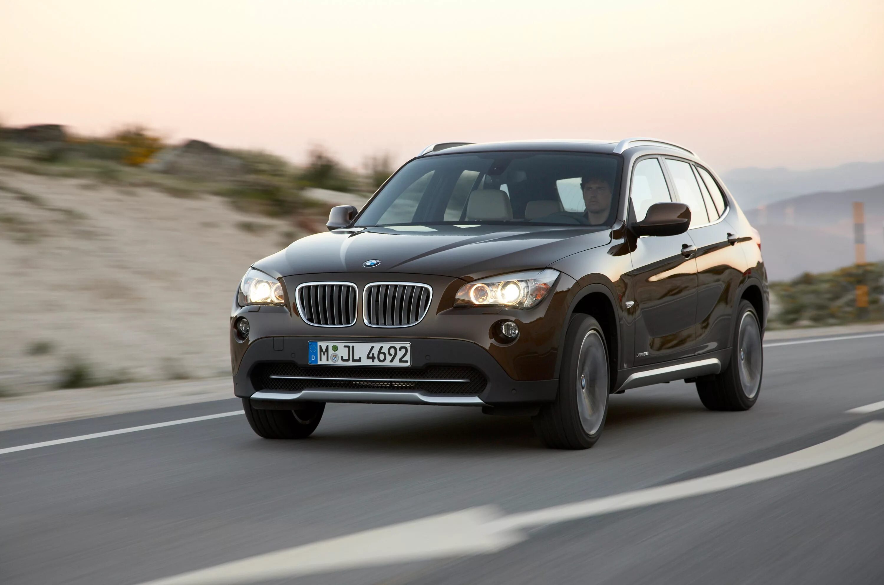 Машина BMW x1. БМВ х1 2008. BMW x1 2009. БМВ x1 седан. Bmw x1 2012