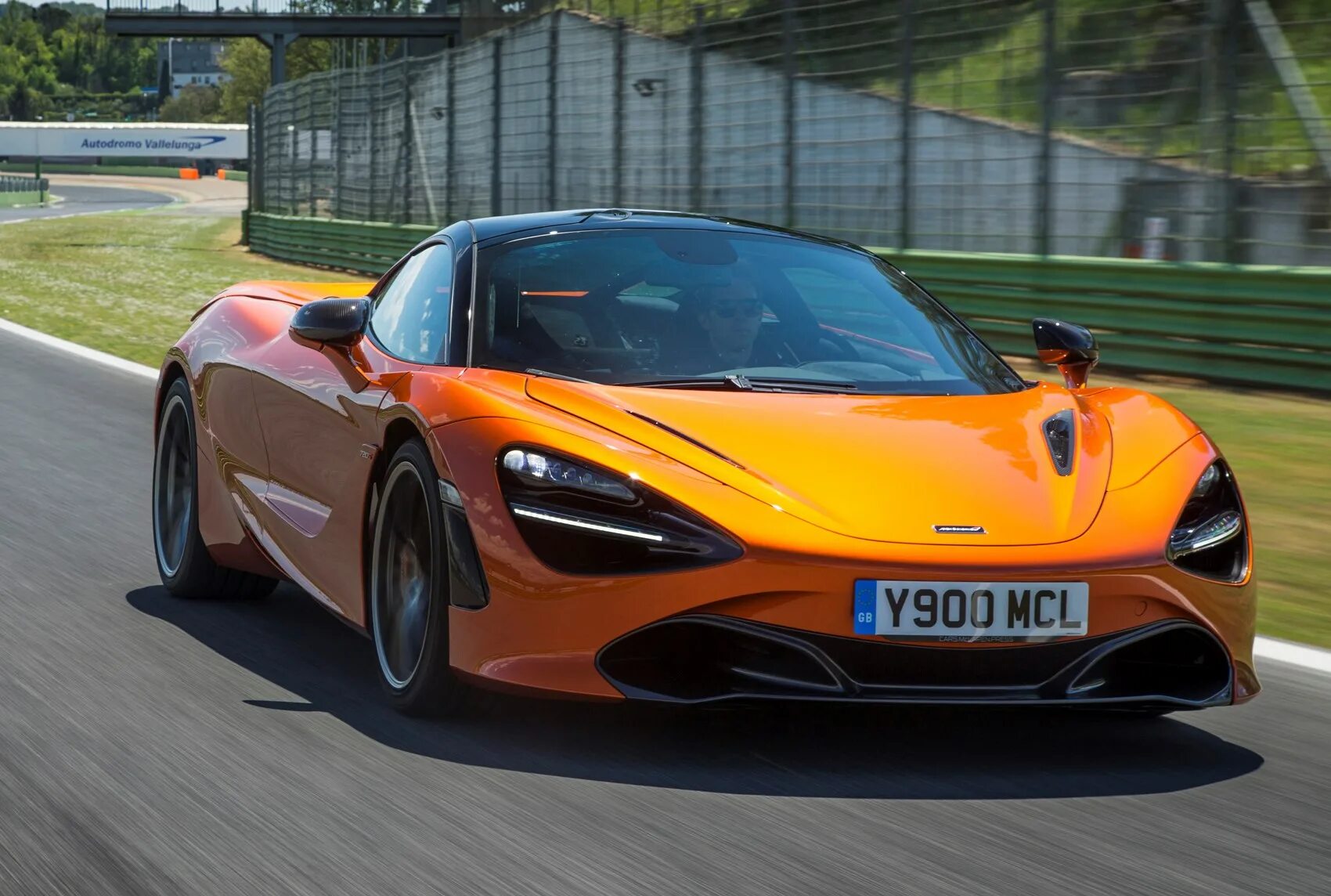 Макларен 720s цена. Макларен 720s. MCLAREN 720s. Макларен 720. Макларен 720с оранжевый.