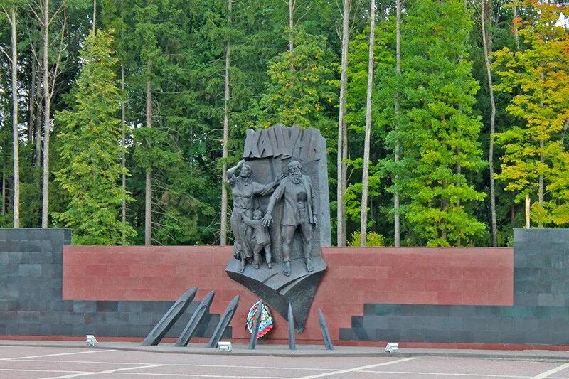 Хацунь мемориальный комплекс. Памятник хацунь в брянске. Хацунь брянская область мемориальный комплекс. Мемориал хацунь брянск. Музей мемориального комплекса хацунь.
