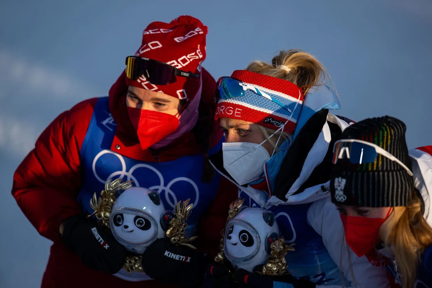 Россия 1 5 февраля. Фото с награждения лыжников на Олимпиаде в Пекине. Серебро олимпиады.