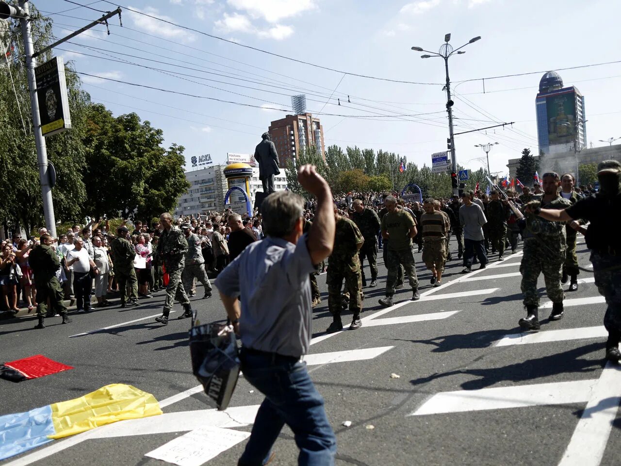 Парад военнопленных в Донецке 2014. Донецк 24 августа 2014 парад пленных. Парад пленных в Донецке. Парад бандеровцев в Донецке. 18 августа 2014