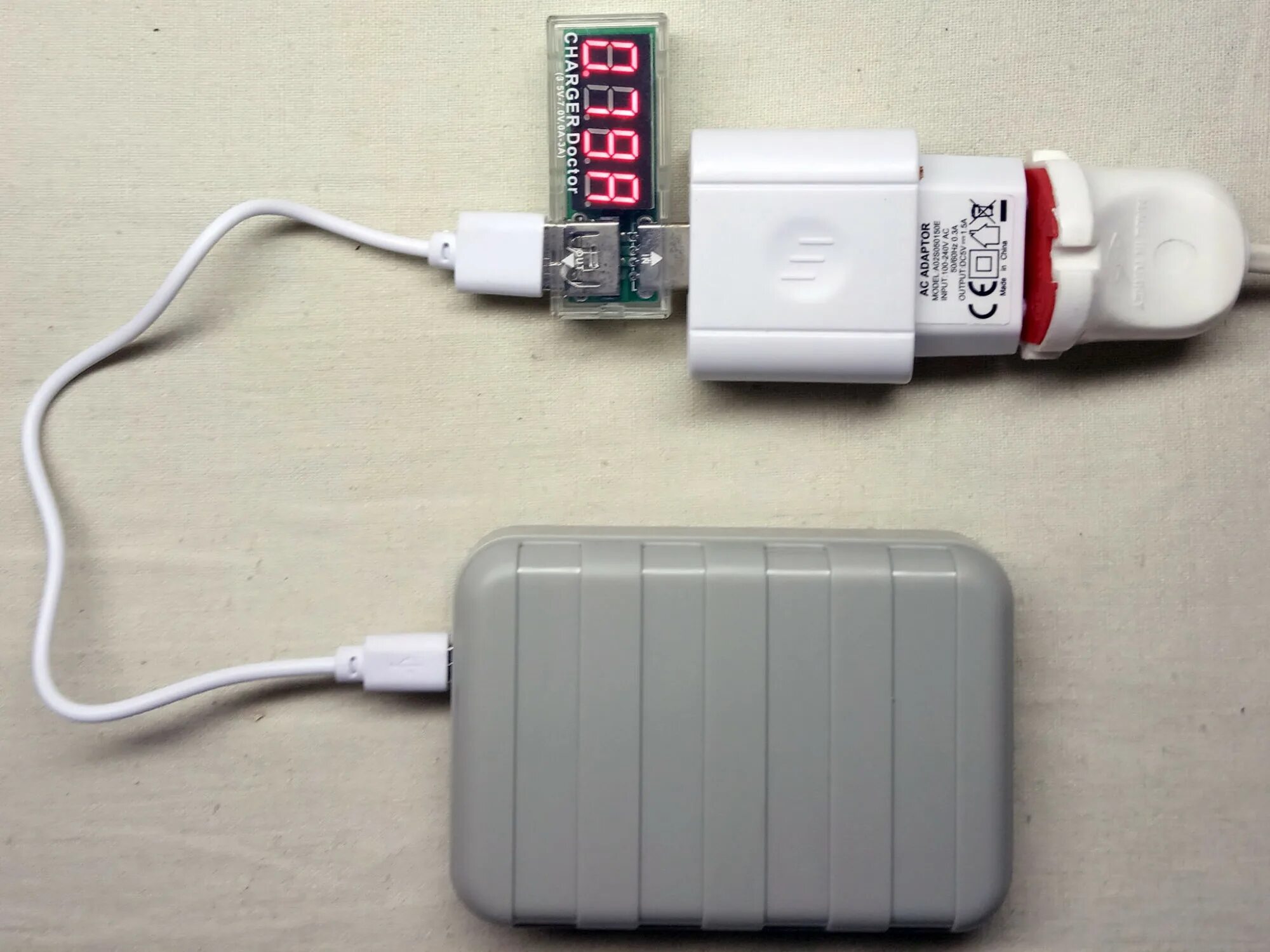 Как зарядить power bank. Повербанк от сети. powerbank зарезающийся само зарижающийся. power зарядка самозаряжаемая. самая первая зарядка.