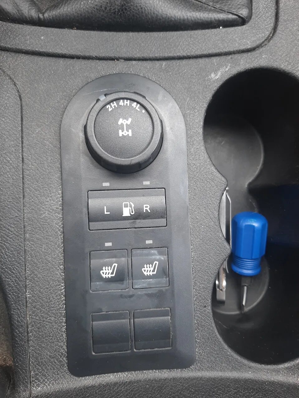 Переключатель баков уаз буханка инжектор. Схема подключения крана топливных баков. Переключатель раздатки уаз патриот. Переключатель баков на уаз 3303. Переключения бака.