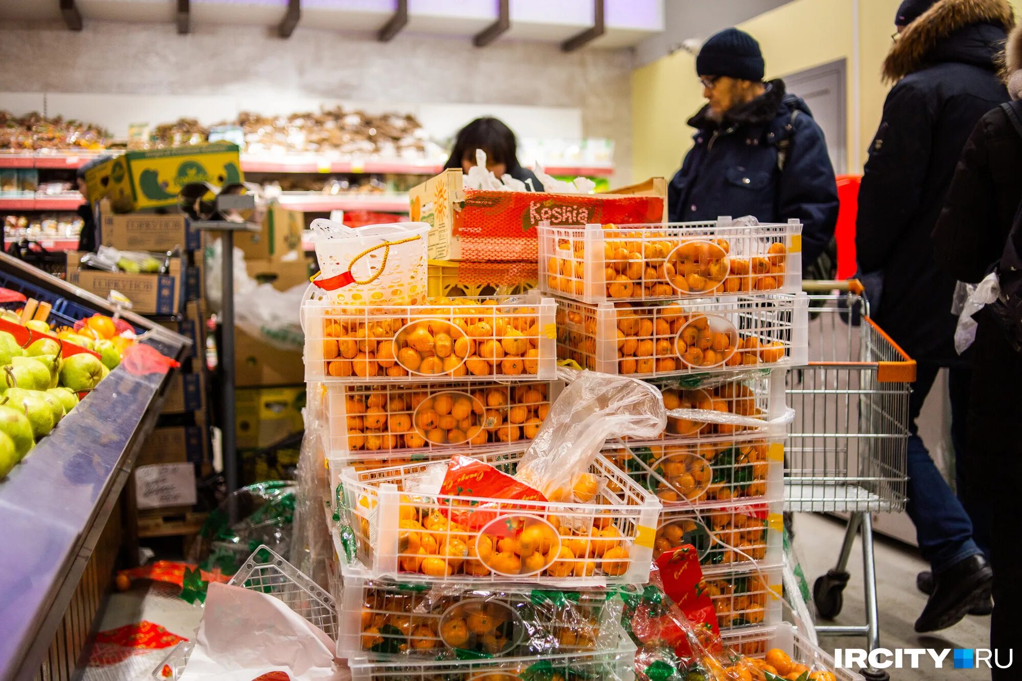 Перед новым годом магазин снизил. Новогодняя ярмарка ашан. Зимнее снижение цен. Перед новым годом магазин снизил. Континент омск внутри.