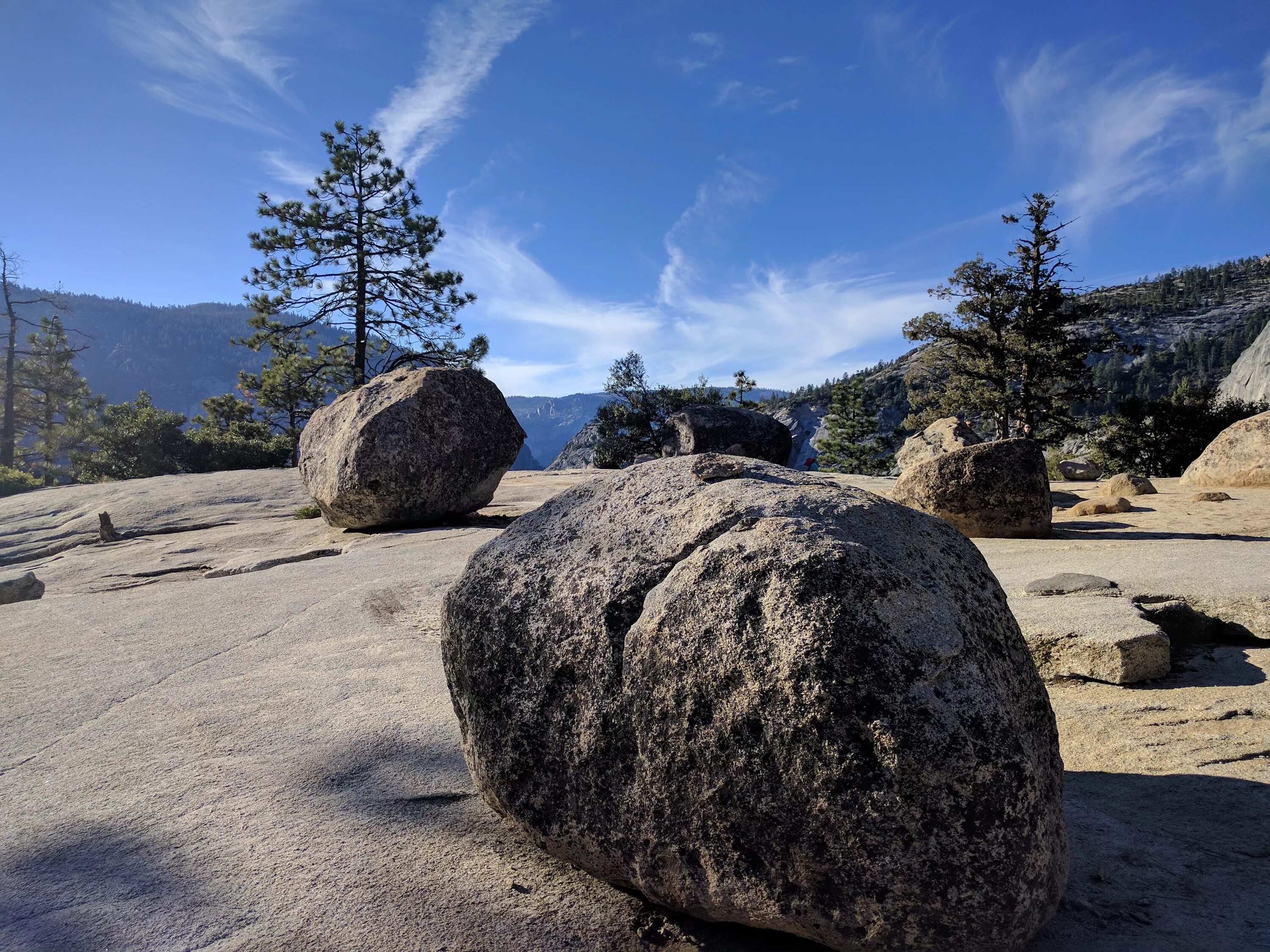 Stone photo. Камень Куммакиви Финляндия. Красивые валуны. Красивые камни валуны. Красивые большие камни.