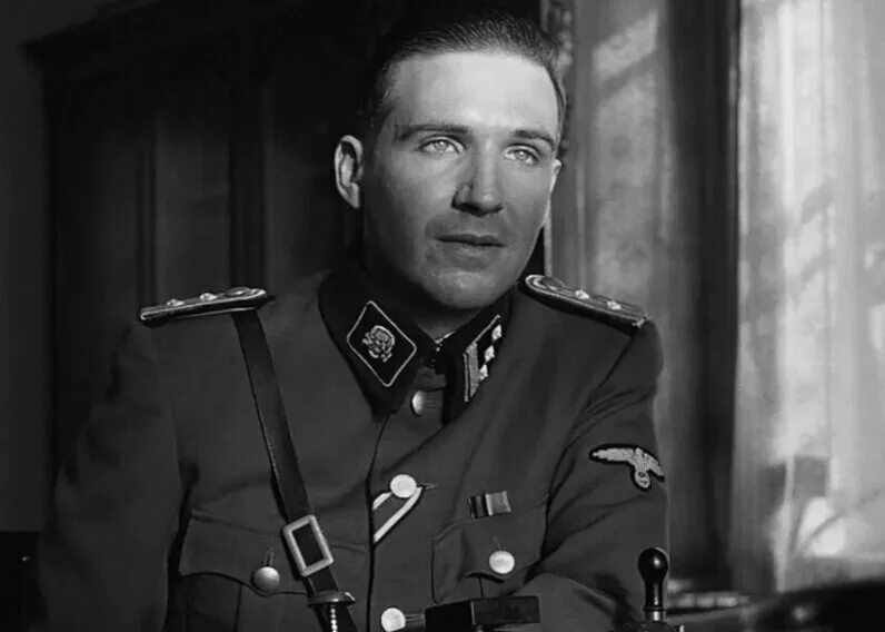 Амон гет стрижка. Ральф файнс список шиндлера фото. Рэйф файнс амон гёт стрижка. Амон гет файнс. Рэйф файнс амон.