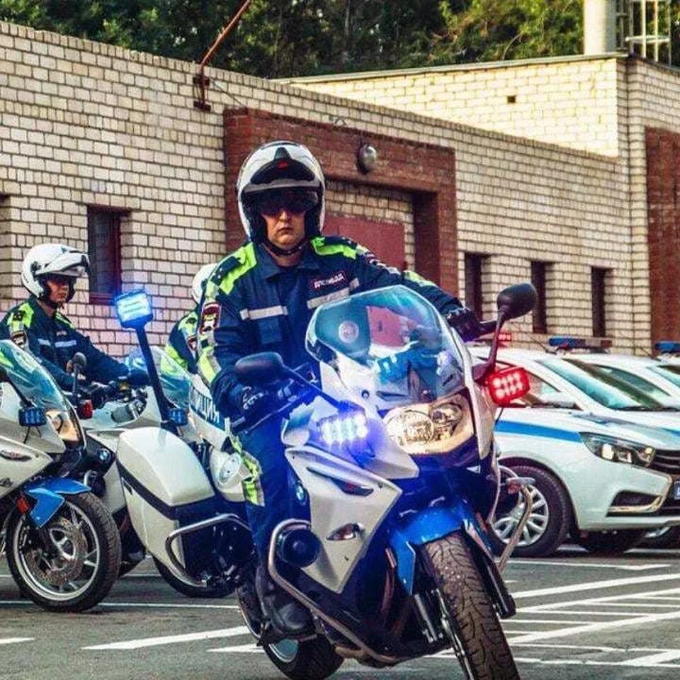Полицейский мотоцикл. Мотоциклист полиция. Полицейские мотоциклы в России. Полицейский мотоцикл российский. Можно ли таранить мотоцикл полицейским