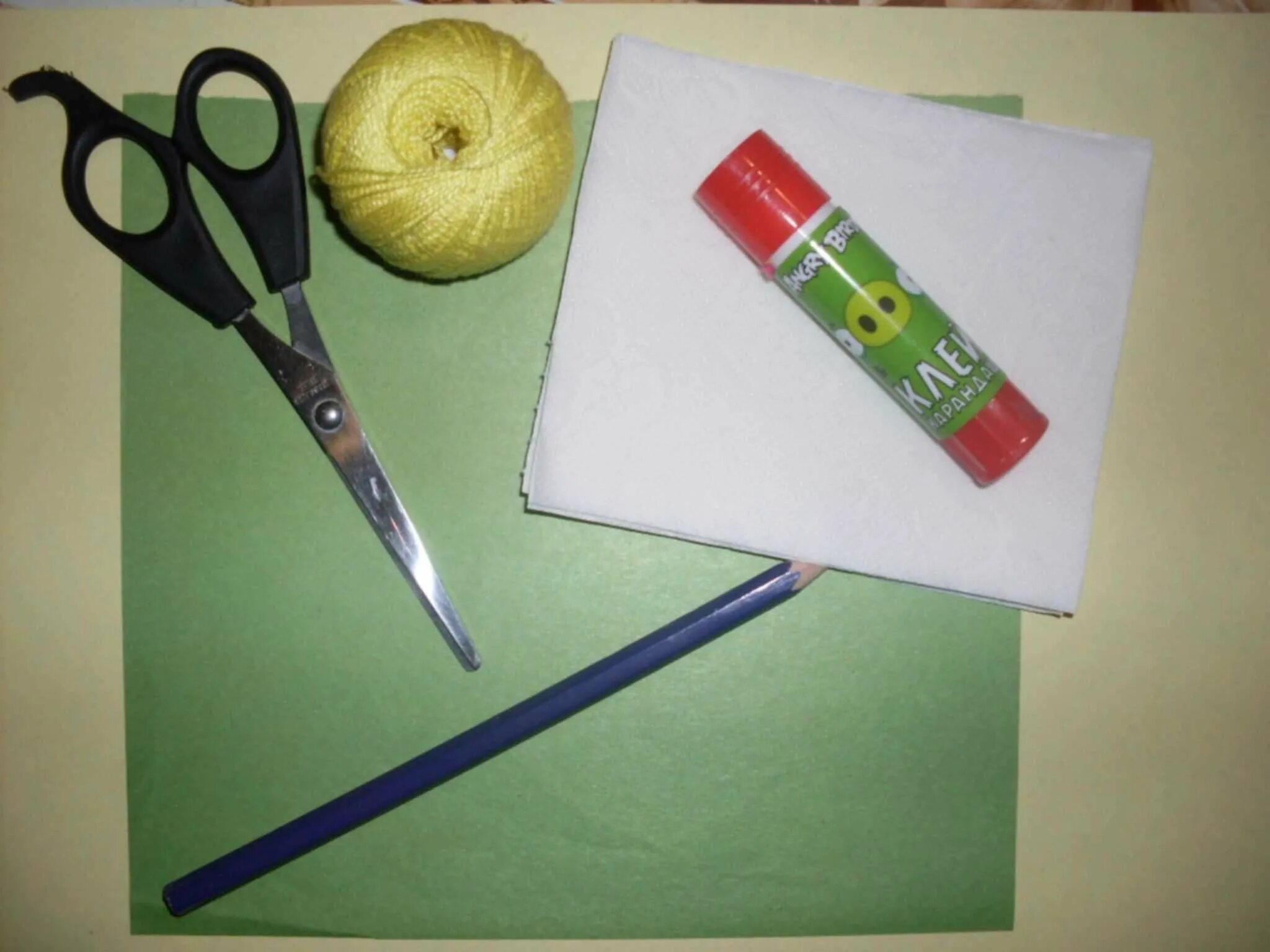 цветная бумага ножницы. цветной картон клей ножницы. поделки с клеем пва. ножницы для аппликаций. цветная бумага картон клей ножницы.