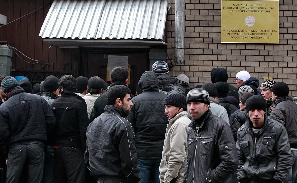 Таджики покидают страну. Толпа таджиков. Таджики в Москве. Нелегалы из Таджикистана. Мигранты из Таджикистана.