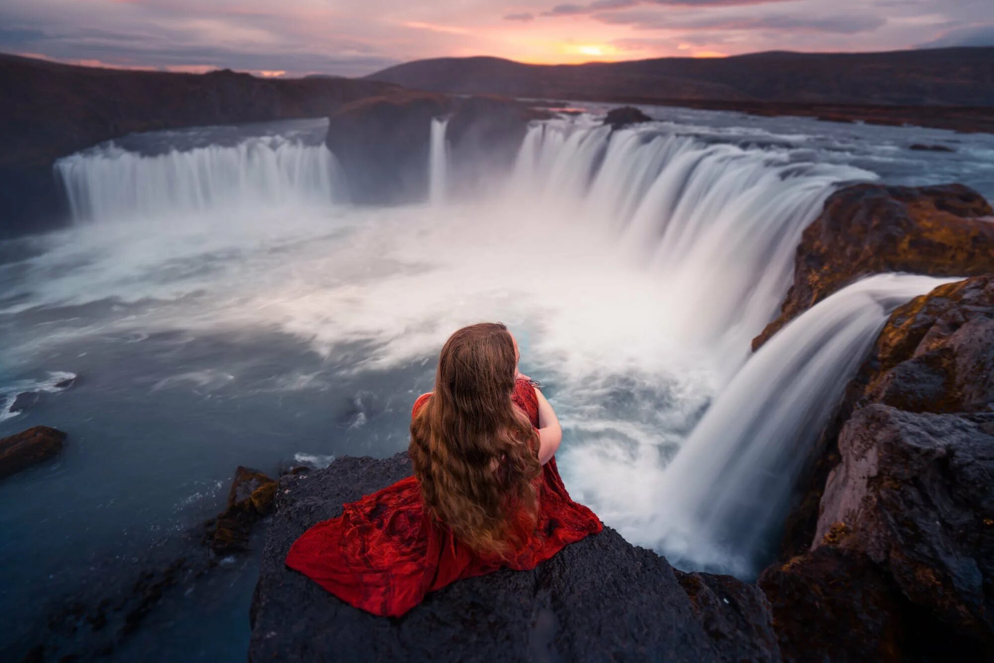 Лиззи Гадд. Девушка у водопада. Фотосессия у водопада. Водопад девушка природа.