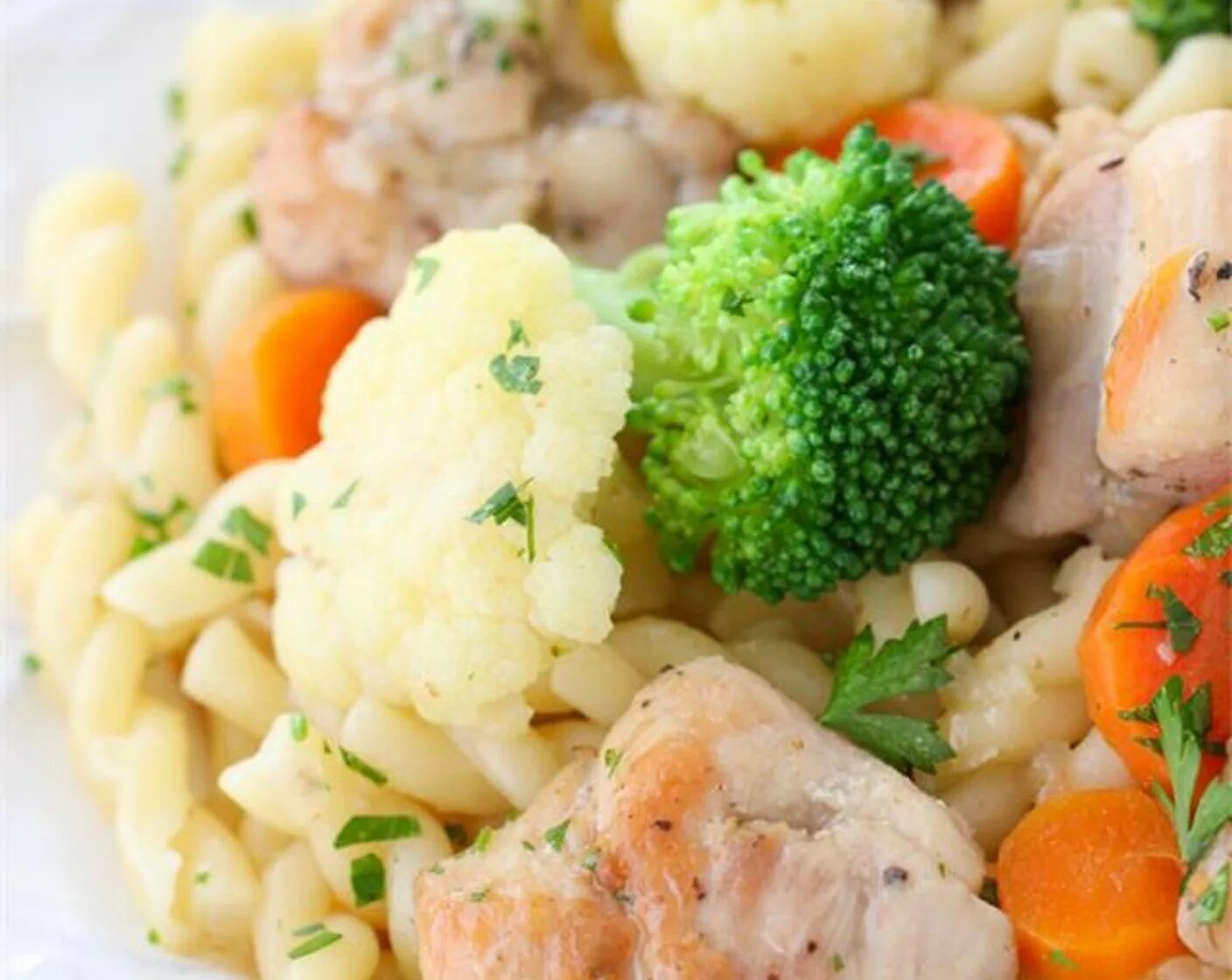 Капуста с филе курицы. Чикен брокколи. гарнир капуста брокколи кукуруза. цветная капуста гарнир. курица с брокколи.