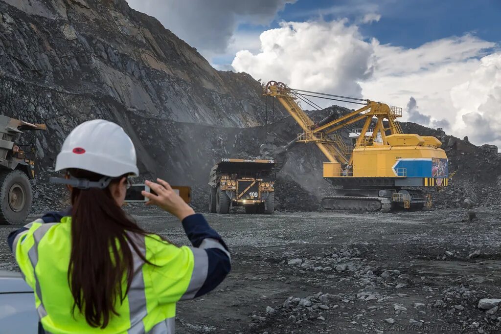 Горный краснопартизанский район саратовская область. Мастер взрывник в шахте. Работа в п горном. Взрывник профессия. Храм п горный краснопартизанский район.
