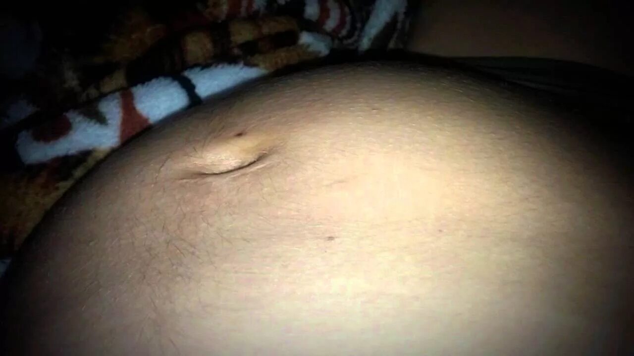 2 беременность шевеления. Шевеление малыша в животе. Ребенок пинается в животе. Ребенок в животе пинаетс.