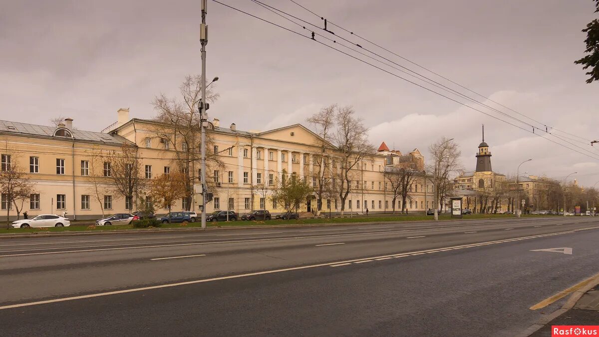 Казармы москвы. Хамовнические казармы Комсомольский проспект. Хамовнические казармы в Москве. Комплекс Хамовнических казарм манеж. Хамовнические казармы дом 22.