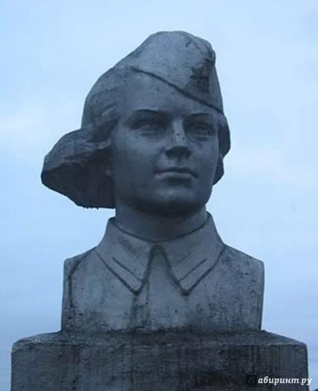 Гуля королева герой сталинградской битвы. Гуля Королева памятник. Марионелла Владимировна королёва (Гуля королёва). Гуля Королева памятник на Мамаевом Кургане. Марионелла (Гуля) Королева (1922 – 1942).