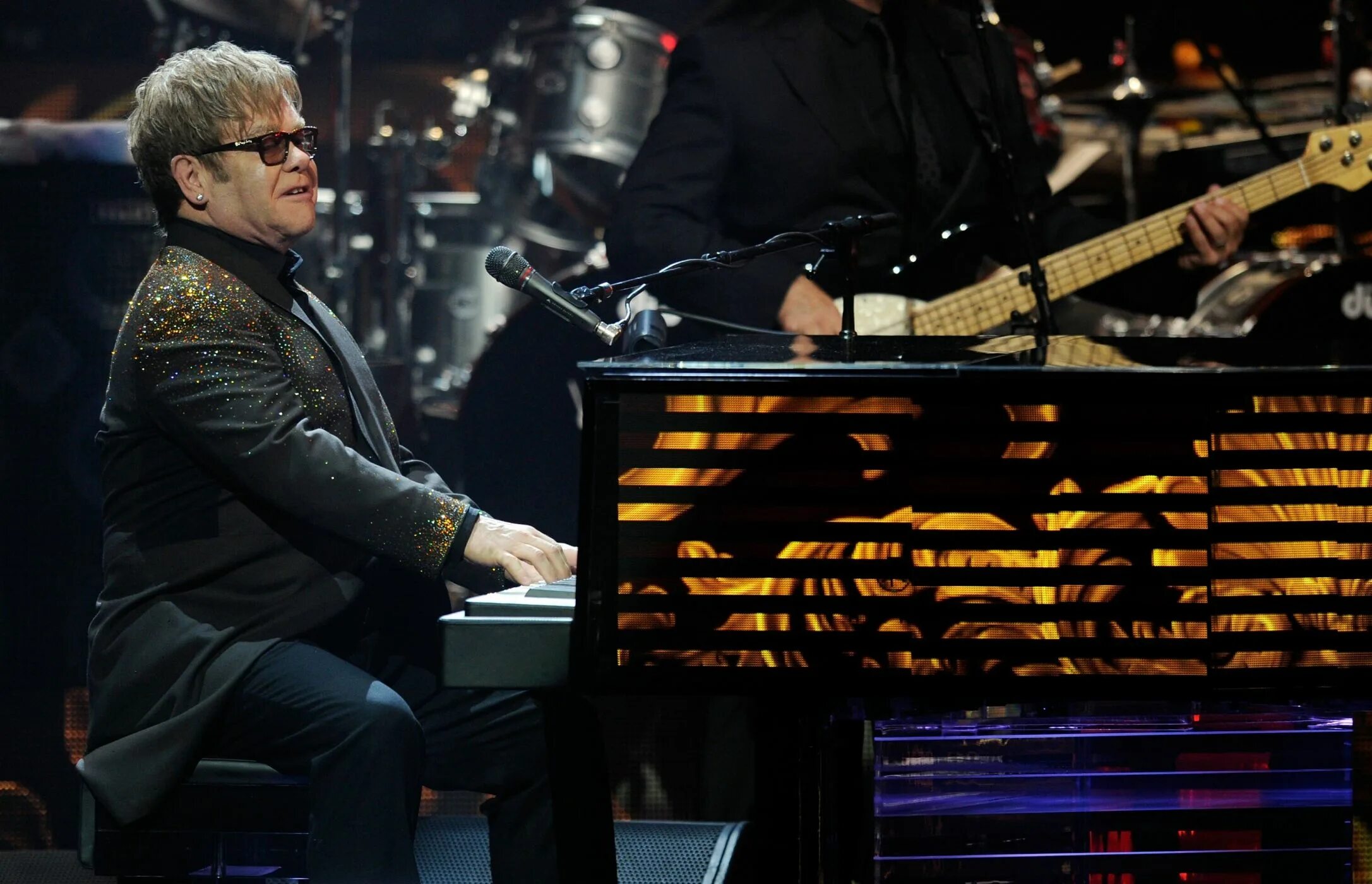Elton john rock. Элтон Джон. Элтон Джон на фортепиано. Элтон Джон за роялем. Элтон Джон глэм рок.