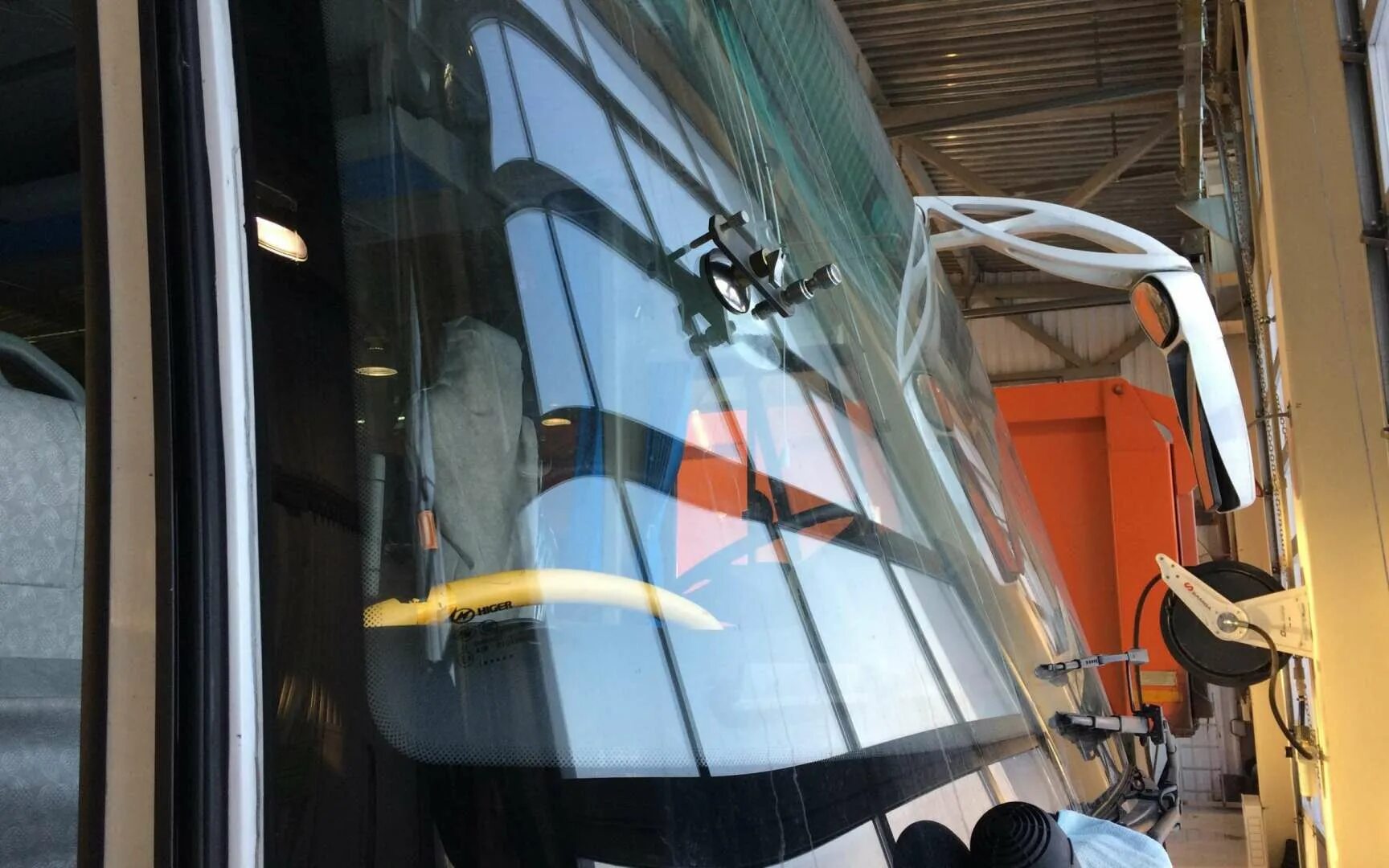 Стекло лобовое маз 6517. Монтаж лобового стекла. Приспособление для монтажа автобусных стекла. Срезание лобового стекла. Стекло лобовое нефаз 5299 панорама.