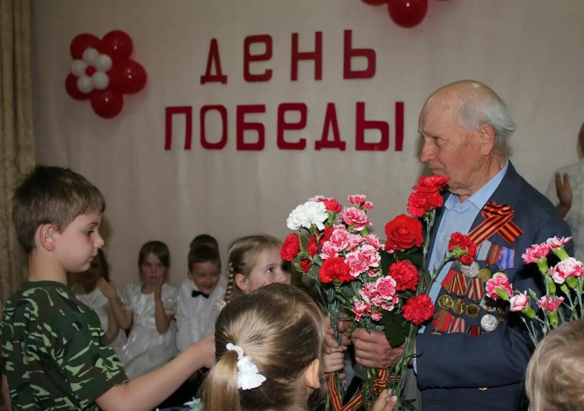 Его соседи по госпиталю получали. Встреча школьников с ветеранами. Ветераны в детском саду. Встреча школьников с ветеранами Великой Отечественной войны. Беседа школьников с ветеранами.