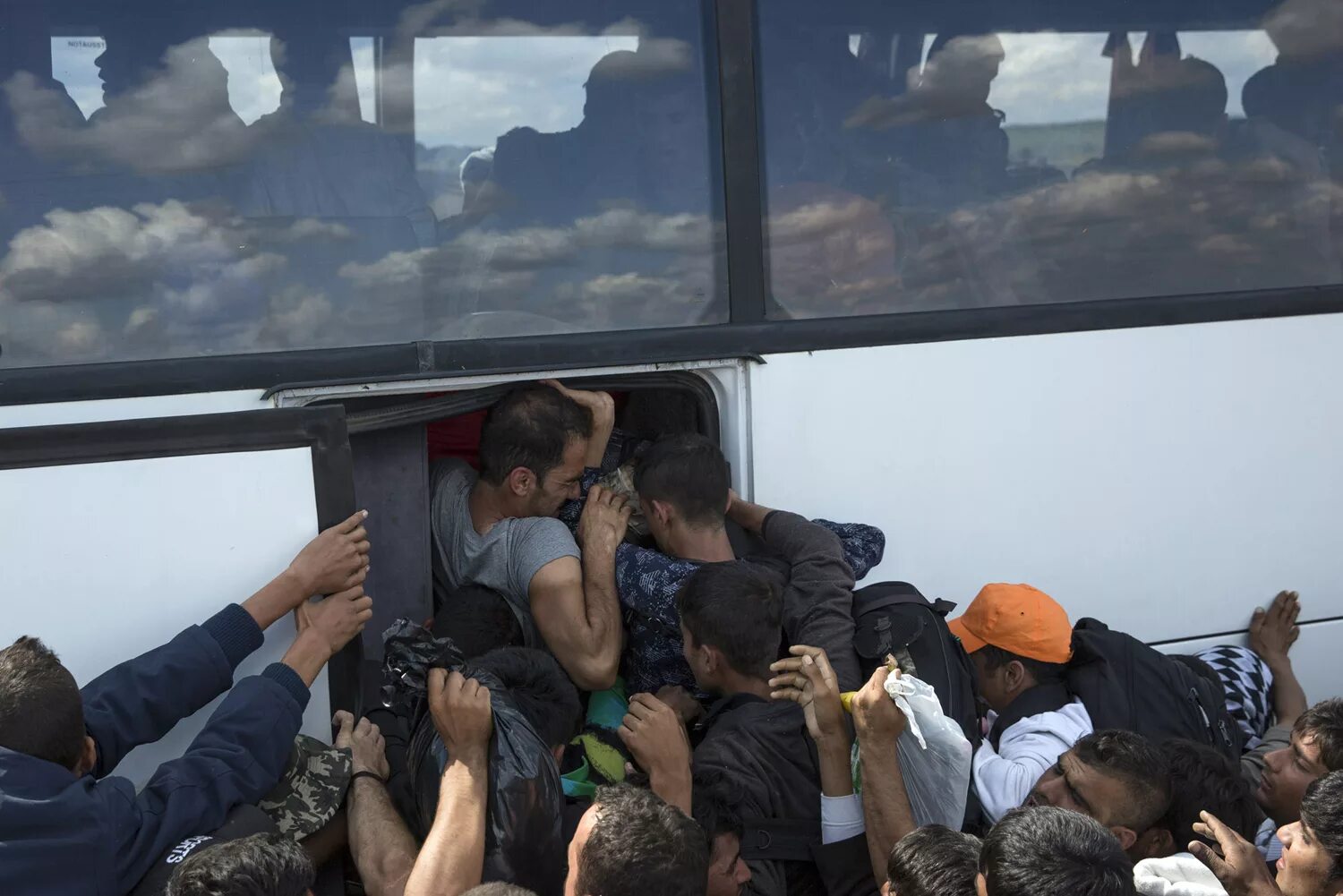 Европа нападение. Мигранты в автобусе. Нелегалы в автобусе. Гастарбайтеры в общественном транспорте. Автобусы с беженцами.