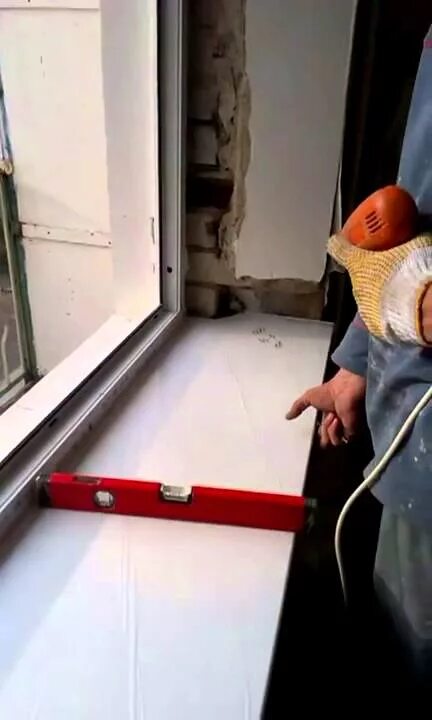 Как установить подоконник видео. Крепление подоконника на балконном блоке. как установить подоконник. как крепить подоконник пвх на балконе. как крепить подоконник на металлическое ограждение.
