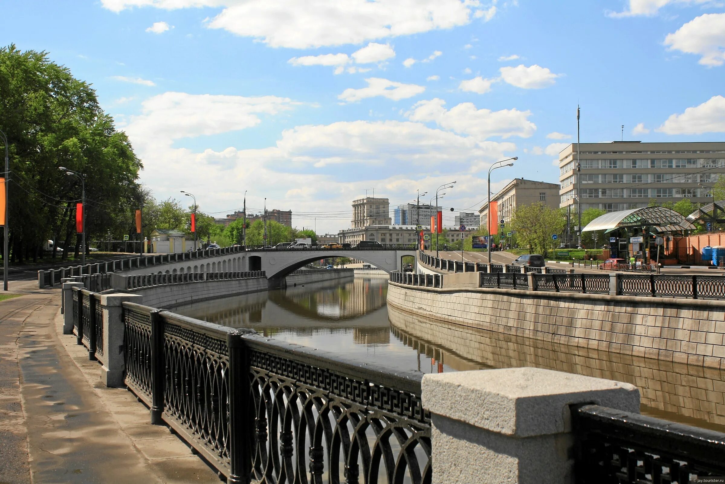 Лефортово москва. Яуза Лефортово. Лефортово (район Москвы). Утро Лефортово Яуза.