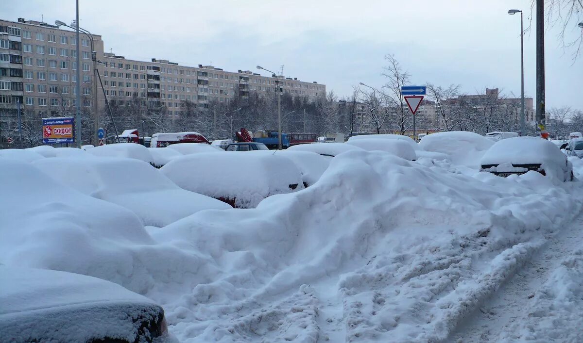 Много снега в городе. Сугробы в городе. Сугробы снега в городе. Сугробы на улице. Температура в снежном сугробе