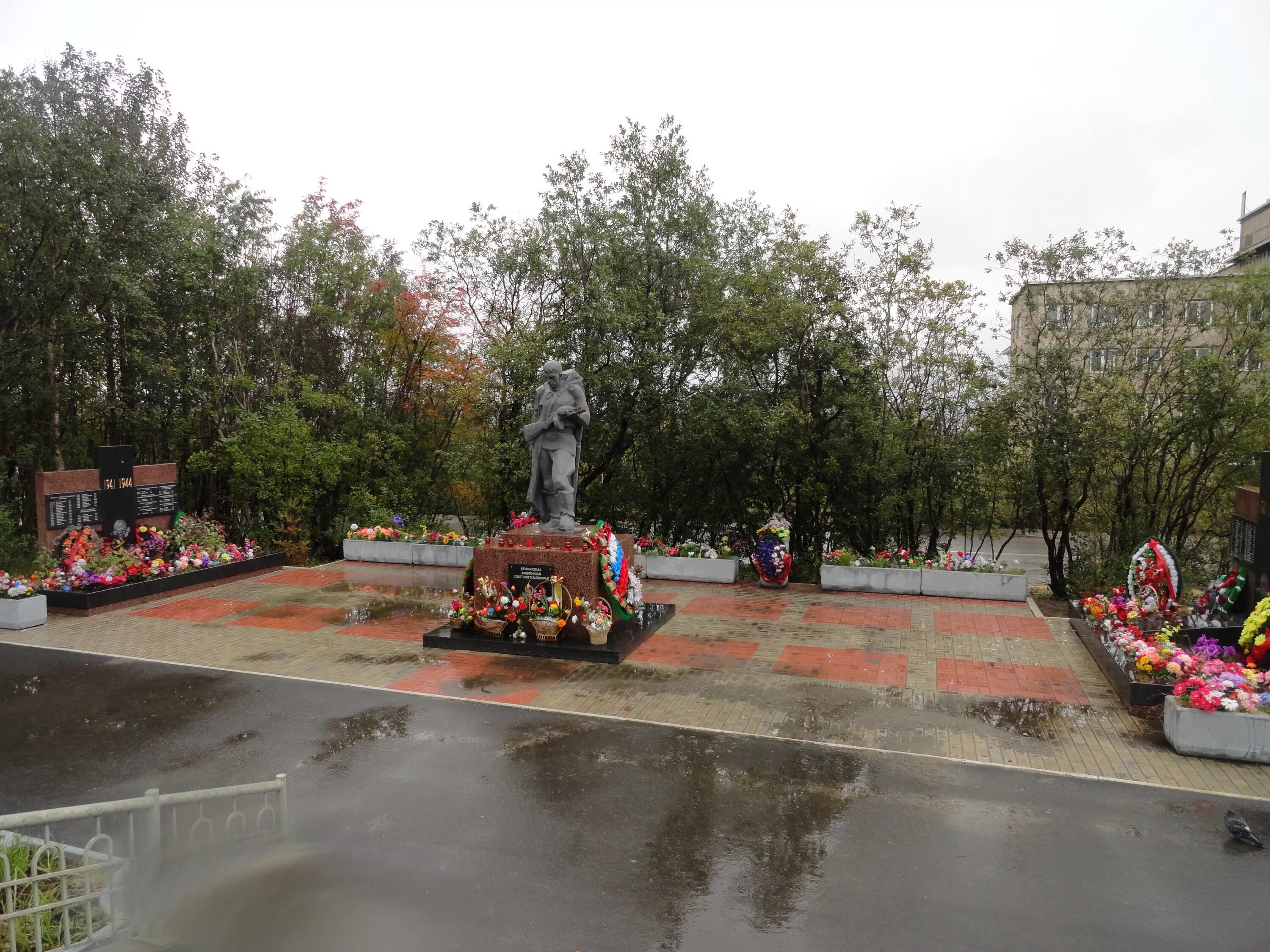Заполярный памятники. Освобождение заполярья памятник мурманск. Памятник ленину в биробиджане. Заполярный памятники. Заполярный памятник братской могиле.