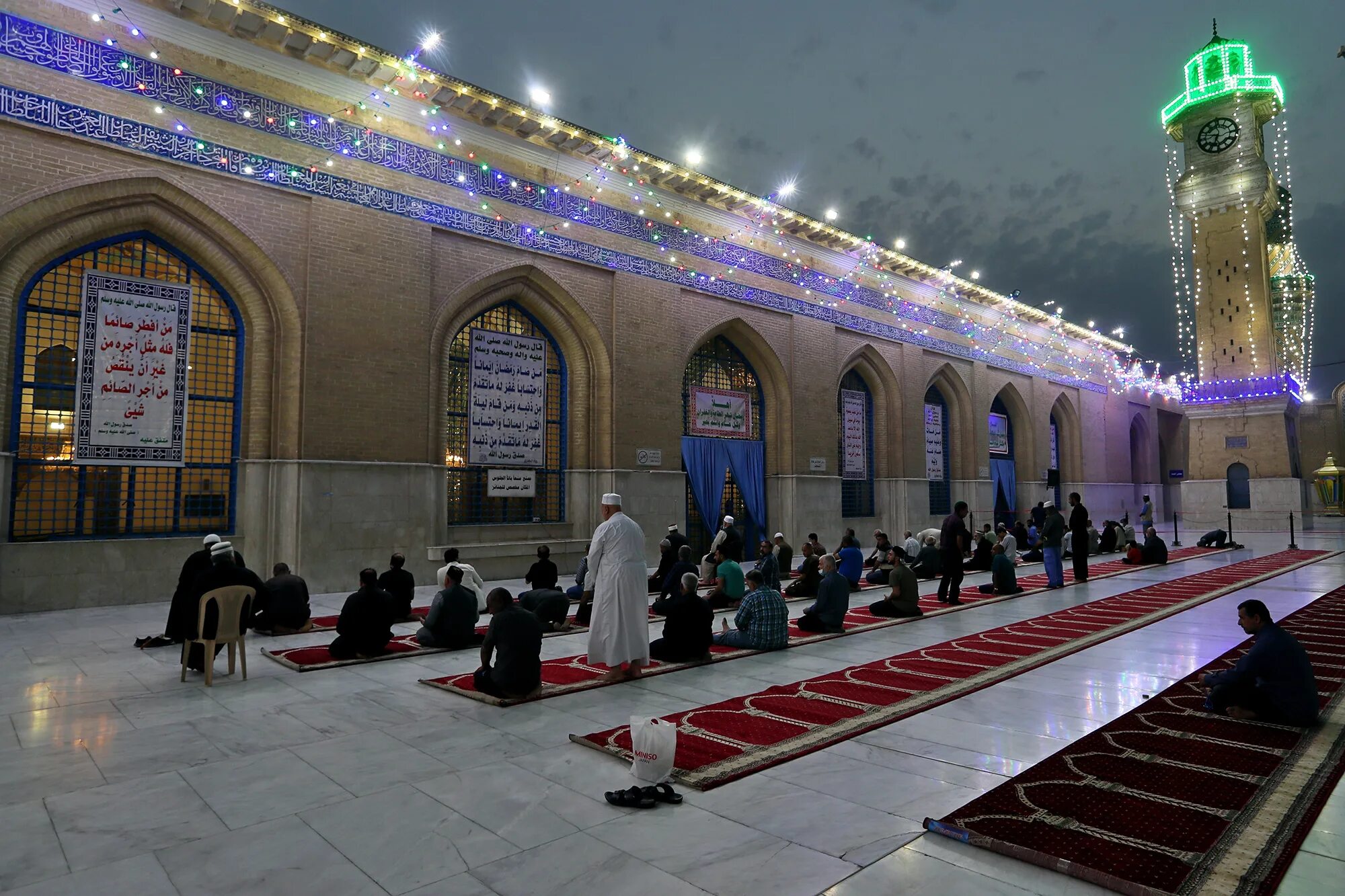 Пост мусульман в этом году. Абдул-Кадира Аль-Джилани мечеть. Пост у мусульман. Рамадан в Москве 2012. Рамадан в Дубае.