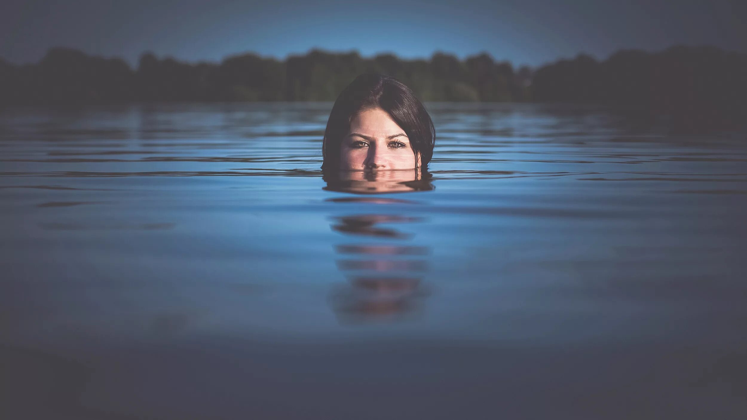 Фотосессия в воде. Девушка в озере ночью. Девушки на озере. Девушка в воде.