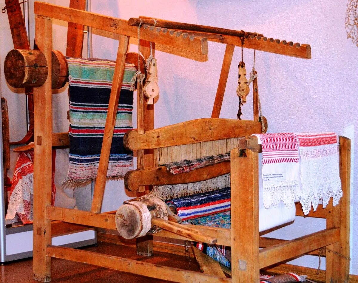 Ткацкий станок кросна древний. Деревянный ткацкий станок. Ткацкие станки саори. Ткацкий станок кросна древний. Ткацкий станок.