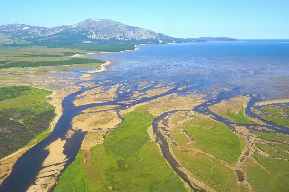 Река россии впадающая в два моря. Охотское море реки, впадающие в Охотское море. Охотское море и река Амур. Ольский район Магаданской области. Река Амур впадает в Охотское море.