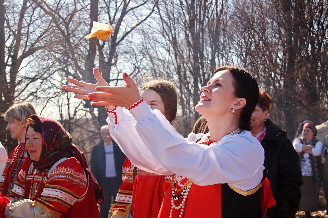 Славянские праздники в марте. Обряд закликания весны жаворонки. встреча весны на руси жаворонки. сороки жаворонки праздники славян.