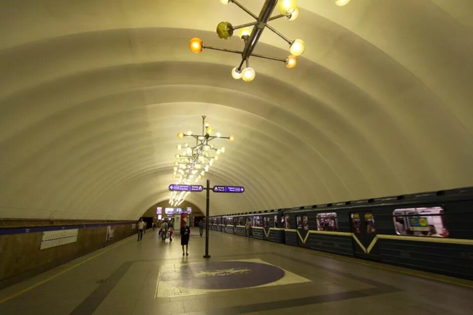 Станцию метро "Озерки" закрыли из-за подозрительного предмета