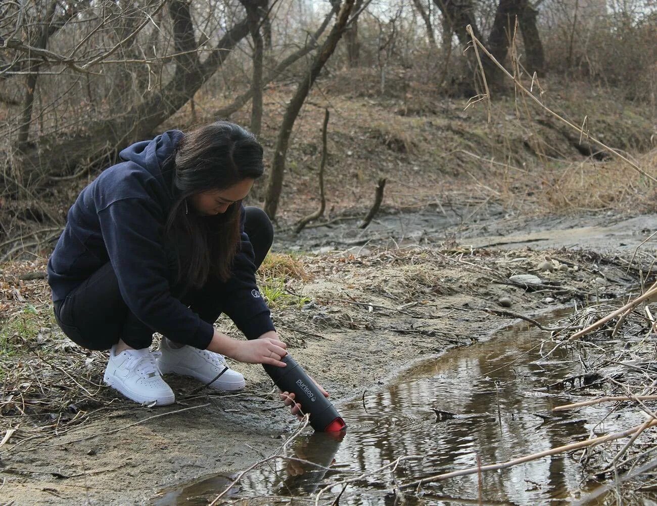 Идти в грязной воде. Пьет грязную воду.